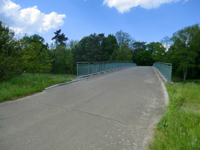 Standort der Brücke bei Rautenkranz mit dem damaligen Brückenkopf am westlichen Ufer