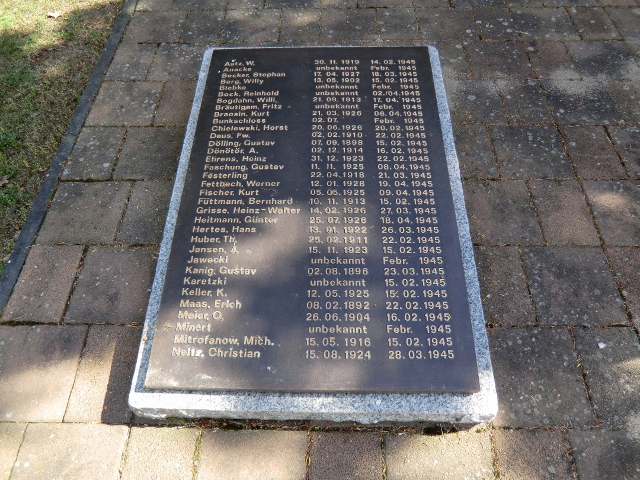 Rießener Friedhof mit Grabmal deutscher Soldaten